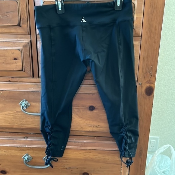 Nancy Rose Performance Women’s black capri leggings, size small EUC - Picture 3 of 5
